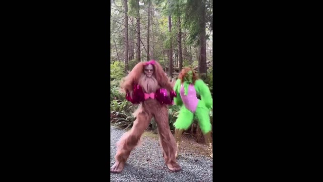 Bigfoot and grinch dancing green screen