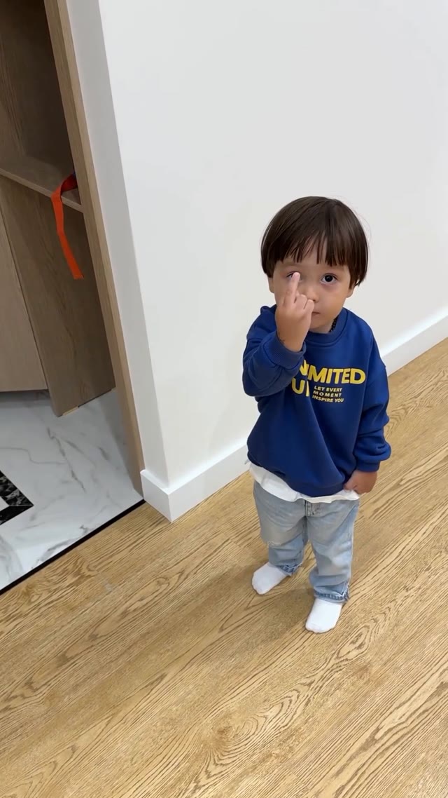 Middle finger green screen
